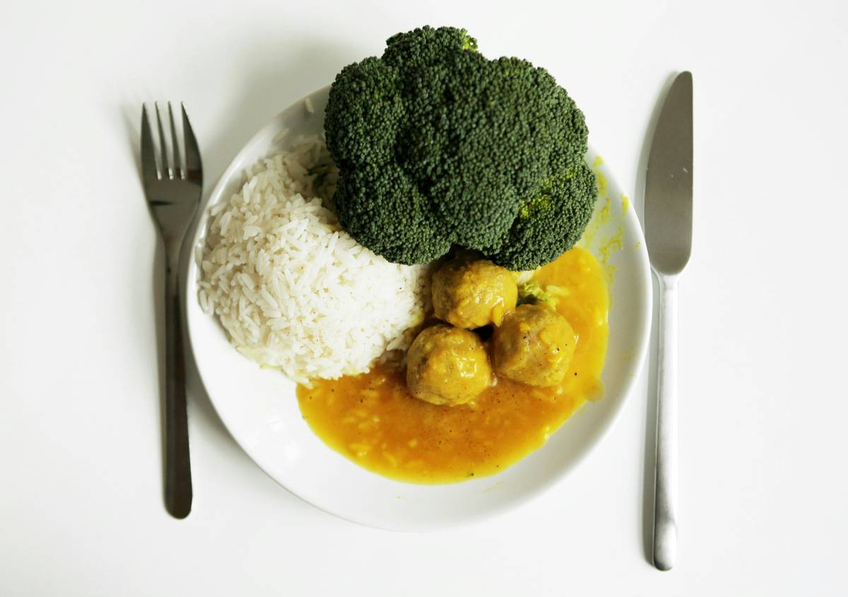 kapha food balance plate showing warm spiced lentils, steamed greens, and herbal tea