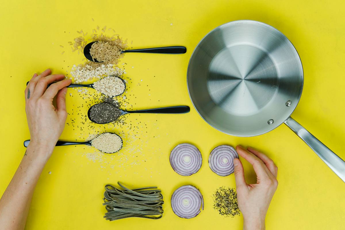 kapha diet control meal plan featuring warm spiced lentils, steamed greens, and herbal tea